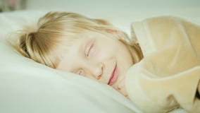 Blondes Mädchen 6 Jahre alte Schlaf in ihrem Bett stock footage Blondes Mädchen 6 Jahre alte Schlaf in ihrem Bett stock footage