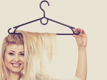 Blondine mit dem Haar im Kleiderbügel lizenzfreie stockfotografie Blondine mit dem Haar im Kleiderbügel lizenzfreie stockfotografie