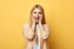 Blondine mit Palmen auf Backen, drücken ihr Glück aus lizenzfreies stockfoto Blondine mit Palmen auf Backen, drücken ihr Glück aus lizenzfreies stockfoto