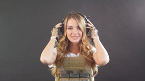 Blondynka ?e?ski ?o?nierz ubiera? w p??kowym przewo?niku i warbelt Kobiety, wojska poj?cie zbiory wideo Blondynka ?e?ski ?o?nierz ubiera? w p??kowym przewo?niku i warbelt Kobiety, wojska poj?cie zbiory wideo