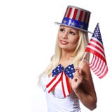 Blondynki dziewczyna macha Małą flaga amerykańską odizolowywającą na bielu obrazy stock Blondynki dziewczyna macha Małą flaga amerykańską odizolowywającą na bielu obrazy stock