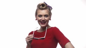 Blondynki kobieta z piękną fryzury i czerwieni pomadką gryźć poradę jej szkła, zwolnione tempo zdjęcie wideo Blondynki kobieta z piękną fryzury i czerwieni pomadką gryźć poradę jej szkła, zwolnione tempo zdjęcie wideo
