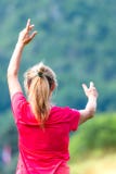 Blondynki kobieta ćwiczy tai chi chuan przy parkiem zdjęcie stock Blondynki kobieta ćwiczy tai chi chuan przy parkiem zdjęcie stock