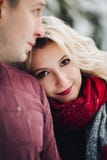 Blondynki żona opiera na ramieniu jej męża obrazy stock Blondynki żona opiera na ramieniu jej męża obrazy stock