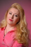 Blondyny czterdzieści rok w pracownianym portrecie zdjęcia stock Blondyny czterdzieści rok w pracownianym portrecie zdjęcia stock