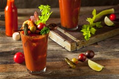 Bloody mary piccante della vodka del bacon casalingo fotografia stock libera da diritti Bloody mary piccante della vodka del bacon casalingo fotografia stock libera da diritti