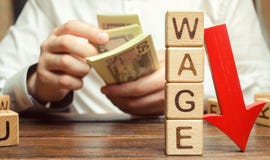 Bloques de madera con el salario de la palabra y la flecha roja abajo Reducci?n del sueldo Descenso en beneficios Crisis financie fotografía de archivo libre de regalías Bloques de madera con el salario de la palabra y la flecha roja abajo Reducci?n del sueldo Descenso en beneficios Crisis financie fotografía de archivo libre de regalías