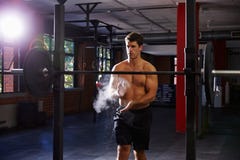 Bloßer Chested Mann in der Turnhalle, die sich vorbereitet, Gewichte anzuheben Lizenzfreies Stockbild