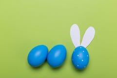 Blue easter eggs in nest on green color background with space royalty free stock image Blue easter eggs in nest on green color background with space royalty free stock image