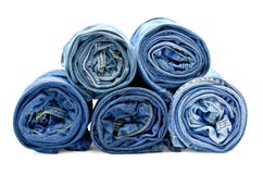 Blue jeans del rotolo su fondo bianco con il percorso di ritaglio fotografie stock libere da diritti Blue jeans del rotolo su fondo bianco con il percorso di ritaglio fotografie stock libere da diritti