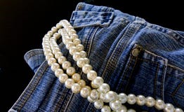 Blues-jean et perles Image libre de droits Blues-jean et perles Image libre de droits
