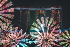Blumen-Uhr mit Marina Bay Sands im Hintergrund für Singapur-iLight 2019 lizenzfreie stockfotografie Blumen-Uhr mit Marina Bay Sands im Hintergrund für Singapur-iLight 2019 lizenzfreie stockfotografie