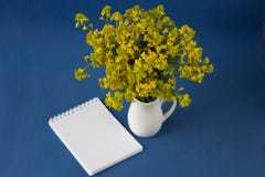Blumenstrau? von wilden Blumen in einem Vase lizenzfreie stockfotografie Blumenstrau? von wilden Blumen in einem Vase lizenzfreie stockfotografie