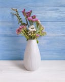 Blumenstrauß des Herbstes blüht, Vase, Designweinlese-Eleganzzusammensetzung auf einem hölzernen Hintergrund stockbild Blumenstrauß des Herbstes blüht, Vase, Designweinlese-Eleganzzusammensetzung auf einem hölzernen Hintergrund stockbild