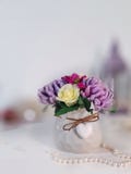 Blumenstrauß von Blumen im keramischen Vase mit Herzen auf unscharfem Hintergrund lizenzfreie stockbilder Blumenstrauß von Blumen im keramischen Vase mit Herzen auf unscharfem Hintergrund lizenzfreie stockbilder