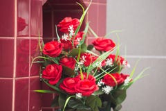 Blumenstrauß von roten Rosen auf dem Grab stockfoto Blumenstrauß von roten Rosen auf dem Grab stockfoto