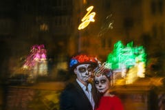 blur Un homme et une femme avec un visage, un modèle des crânes, un zombi sur le visage Morts la nuit Une paire de zombis dans l' images stock blur Un homme et une femme avec un visage, un modèle des crânes, un zombi sur le visage Morts la nuit Une paire de zombis dans l' images stock