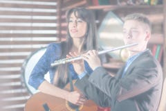 Blurred переэкспонировало фото для пользы предпосылки Парень в костюме с каннелюрой, девушка в голубом платье с гитарой ретро тип стоковые фото Blurred переэкспонировало фото для пользы предпосылки Парень в костюме с каннелюрой, девушка в голубом платье с гитарой ретро тип стоковые фото