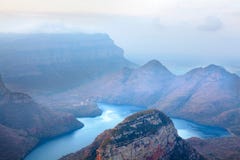 Blyde-Fluss-Canyon blauer See und Berge im Wolkenhintergrund, Südafrika stockfotografie Blyde-Fluss-Canyon blauer See und Berge im Wolkenhintergrund, Südafrika stockfotografie
