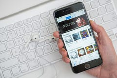Bläddra det iTunes lagret för musik royaltyfri bild Bläddra det iTunes lagret för musik royaltyfri bild