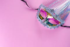Blänka karnevalmaskeringen på rosa bakgrund arkivbilder Blänka karnevalmaskeringen på rosa bakgrund arkivbilder