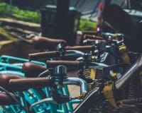 Blå cykel på kafét royaltyfria foton Blå cykel på kafét royaltyfria foton