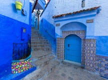 Blå gata inom Medina av Chefchaouen Arkivbilder Blå gata inom Medina av Chefchaouen Arkivbilder