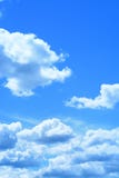 Blå himmel och moln som bakgrundstextur i vertikal ram Royaltyfri Fotografi Blå himmel och moln som bakgrundstextur i vertikal ram Royaltyfri Fotografi