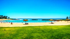 Blå himmel och och vit sand på Ko Olina lagun 2 som namnges Honu lagun royaltyfri fotografi Blå himmel och och vit sand på Ko Olina lagun 2 som namnges Honu lagun royaltyfri fotografi