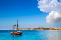 Blå lagun, Malta - gammal segelbåt på ön av Comino bredvid den berömda blåa lagun arkivfoton Blå lagun, Malta - gammal segelbåt på ön av Comino bredvid den berömda blåa lagun arkivfoton