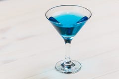 Blå laguncoctail på makro för vitt bräde royaltyfri foto Blå laguncoctail på makro för vitt bräde royaltyfri foto