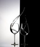 blåa dof-exponeringsglas blir grund wine royaltyfri foto blåa dof-exponeringsglas blir grund wine royaltyfri foto