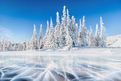 Blåa is och sprickor på yttersidan av isen Djupfryst sjö under en blå himmel i vintern Kullarna av sörjer Vinter arkivfoto Blåa is och sprickor på yttersidan av isen Djupfryst sjö under en blå himmel i vintern Kullarna av sörjer Vinter arkivfoto