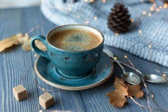 Blått koppwhithkaffe, stucken tröja, höstsidor på träbakgrund royaltyfri fotografi Blått koppwhithkaffe, stucken tröja, höstsidor på träbakgrund royaltyfri fotografi