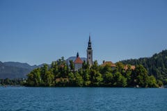 Blödd sjö och slott, Slovenien arkivfoto Blödd sjö och slott, Slovenien arkivfoto