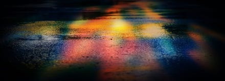 Blöta asfalt efter regn, reflexion av neonljus i pölar Ljusen av natten, neonstad abstrakt bakgrundsdark royaltyfria bilder Blöta asfalt efter regn, reflexion av neonljus i pölar Ljusen av natten, neonstad abstrakt bakgrundsdark royaltyfria bilder