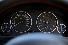 BMW-de Autosnelheidsmeter draait Zwarte stock foto BMW-de Autosnelheidsmeter draait Zwarte stock foto