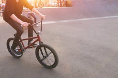 Bmx-Reiter reitet einen Rochenpark im Hintergrund des Sonnenuntergangs Glättung des Trainings bei Bmx lizenzfreie stockbilder Bmx-Reiter reitet einen Rochenpark im Hintergrund des Sonnenuntergangs Glättung des Trainings bei Bmx lizenzfreie stockbilder