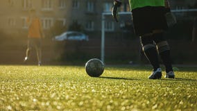 Bobruisk Białoruś, Sierpień, - 9, 2017: niezdefiniowany gracz i jego drużyna atakujemy podczas piłki nożnej mistrzostwa wśród ama zbiory wideo Bobruisk Białoruś, Sierpień, - 9, 2017: niezdefiniowany gracz i jego drużyna atakujemy podczas piłki nożnej mistrzostwa wśród ama zbiory wideo