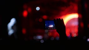 Bobruisk, Беларусь - 6-ое июля 2018: неизвестные всходы персоны на smartphone во время концерта Bi-2 соединяют на фестиваль B2 видеоматериал Bobruisk, Беларусь - 6-ое июля 2018: неизвестные всходы персоны на smartphone во время концерта Bi-2 соединяют на фестиваль B2 видеоматериал