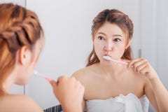 Boca de la limpieza de la mujer usando el cepillo de dientes con el espejo en cuarto de baño fotografía de archivo libre de regalías Boca de la limpieza de la mujer usando el cepillo de dientes con el espejo en cuarto de baño fotografía de archivo libre de regalías