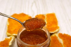 Bocadillos con el primer rojo de imitación del caviar y de la mantequilla en tabla de cortar de madera en la tabla de madera imagenes de archivo Bocadillos con el primer rojo de imitación del caviar y de la mantequilla en tabla de cortar de madera en la tabla de madera imagenes de archivo