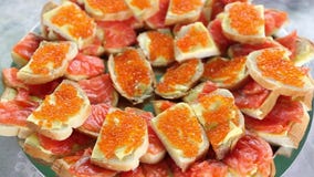 Bocadillos con los salmones y el caviar Bocadillos con los salmones y el caviar