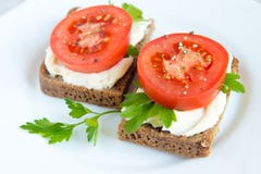 Bocadillos con los tomates, queso cremoso Foto de archivo Bocadillos con los tomates, queso cremoso Foto de archivo