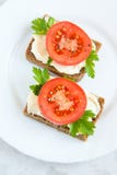 Bocadillos con los tomates, queso cremoso Fotos de archivo libres de regalías Bocadillos con los tomates, queso cremoso Fotos de archivo libres de regalías