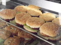 Bocadillos sicilianos de la comida de la calle con el panelle y las croquetas Fotografía de archivo libre de regalías Bocadillos sicilianos de la comida de la calle con el panelle y las croquetas Fotografía de archivo libre de regalías