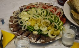 Bocado ruso, pescado, tomate, pepino, patatas, cebollas, fotos de archivo libres de regalías Bocado ruso, pescado, tomate, pepino, patatas, cebollas, fotos de archivo libres de regalías