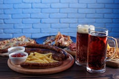 Bocados apetitosos de la cerveza fijados Rebanadas del cerdo, salchichas asadas a la parrilla y franco imagen de archivo Bocados apetitosos de la cerveza fijados Rebanadas del cerdo, salchichas asadas a la parrilla y franco imagen de archivo