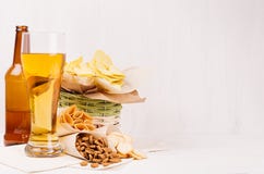 Bocados del verano - nachos, cuscurrones, microprocesadores, tortilla en cesta, esquinas y cerveza de cerveza dorada de papel, fo fotografía de archivo libre de regalías Bocados del verano - nachos, cuscurrones, microprocesadores, tortilla en cesta, esquinas y cerveza de cerveza dorada de papel, fo fotografía de archivo libre de regalías