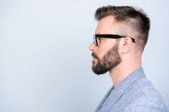 Boczny profilu zakończenie w górę fotografii pomyślny młody poważny przystojny obrazy stock Boczny profilu zakończenie w górę fotografii pomyślny młody poważny przystojny obrazy stock